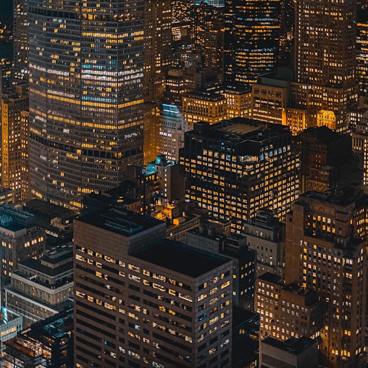 Parents evaluating schools in France